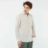 Camisa de manga larga color beige con rayas verticales grises.