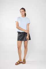 Remera celeste de manga corta con costuras verticales en el frente.