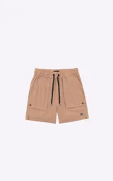 Bermuda color beige con calce relax-fit, cintura elástica con cordón de ajuste y bolsillos delanteros con fuelle. Tejido repelente al agua.