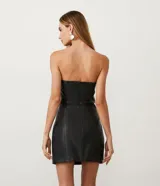 Vestido corto negro de material sintético con escote recto y abertura lateral.
