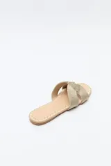 Sandalia baja negra con capellada trenzada tipo cordón, suela plana con bordado a tono.