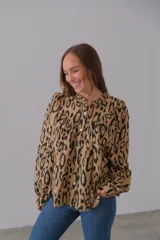 Camisa color camel con estampado animal print en negro, cuello mao y mangas largas con puños abotonados.
