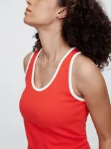 Short blanco con ribete verde, cintura elastizada con cordón ajustable y corte holgado.