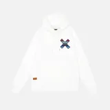 Buzo hoodie blanco de corte clásico con logo estampado en el pecho.
