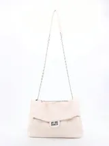Cartera tipo bandolera color crema con textura acanalada, cadena plateada y cierre metálico.