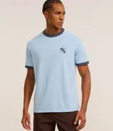 Remera deportiva celeste para hombre, confeccionada en tejido Rib con tecnología Dry. Modelo comfort de cuello redondo y manga corta, con estampa localizada y bies contrastante en cuello y mangas.