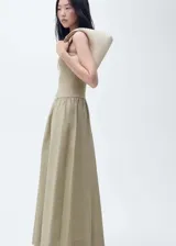 Vestido midi color verde oliva, de corte evasé, con tirantes anchos y escote cuadrado.