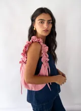 Cartera petite con asa fruncida convertible para usar corta, larga o cruzada.