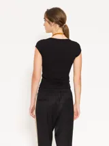 Remera negra ajustada al cuerpo, de mangas cortas y escote redondo amplio.
