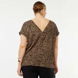 Camiseta de mangas cortas con estampado animal print de leopardo en tonos marrones y negros.