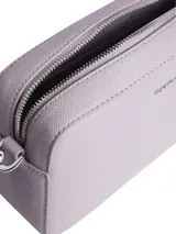 Cartera bandolera Calvin Klein Must, color lila, con correa ancha de tela con el logo de la marca.