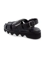 Sandalias negras de cuero con plataforma, diseño tejido y hebilla plateada.