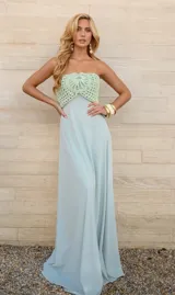 Vestido largo celeste, con corpiño tejido al crochet color verde agua y falda larga de corte recto.