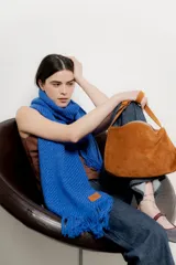 Cartera de hombro de gamuza color tostado con correa corta.