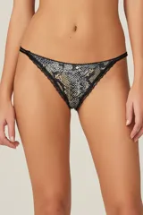 Tanga de encaje con estampado de serpiente en tonos negros y beiges, de corte femenino y ajuste cómodo.