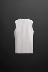 Musculosa deportiva negra de tejido elástico compresivo con cuello redondo y sisa ancha.