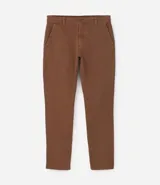 Pantalón de vestir color marrón, de corte recto, con bolsillos laterales y traseros. Se ajusta a la cintura con cinturón de cuero marrón.