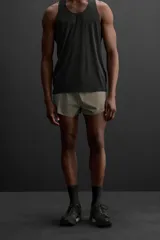 Shorts de running color verde oliva confeccionados en tejido técnico ligero y elástico con forro interior. Cintura elástica ajustable con cordón interior, bolsillo multifunción en la malla interior, bajo con corte al láser y logo estampado en la pernera.