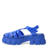 Sandalias de plataforma color fucsia, con diseño de tiras entretejidas y hebilla lateral.