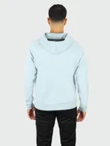 Buzo con capucha de color celeste claro, corte regular, con bolsillo canguro frontal y cordones ajustables en la capucha.