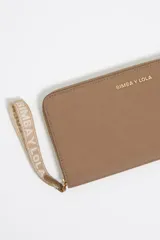 Billetera grande Bimba y Lola color marrón claro con cierre de cremallera, logo de la marca en dorado y correa de mano con el nombre de la marca.