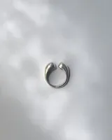 Anillo abierto de plata 950 con dos extremos bulbosos y lisos.
