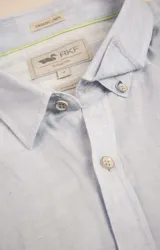 Camisa de manga larga color durazno, confeccionada en lino orgánico, con cuello italiano, cierre con botones y bolsillo en el pecho con logo bordado al tono.