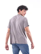 Remera negra de corte clásico con cuello en V y mangas cortas.