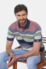 Remera polo de hombre a rayas horizontales en jersey de algodón. Con botones personalizados y logo bordado en el pecho.
