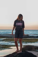 Short de jean negro con terminaciones desflecadas.