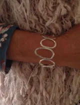 Pulsera rígida plateada con tres eslabones ovalados texturizados.