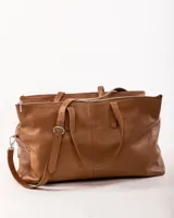 Bolso de viaje tipo weekender de cuero color marrón con doble asa de mano y correa bandolera ajustable y desmontable.