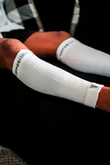 Medias de fútbol blancas con logo de la marca en negro.