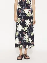 Pollera midi de silueta amplia, con estampado floral y elástico en la cintura.