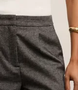 Pantalón de vestir gris oscuro, de corte recto y cintura alta, confeccionado en polivelour.