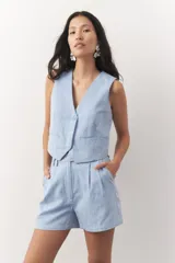 Short de lino celeste con pinzas y botón a tono en pretina.