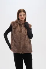 Chaleco marrón de piel sintética con capucha y cierre frontal con cremallera.