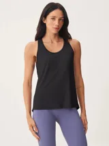 Musculosa deportiva negra con protección UV y espalda estilo nadador.