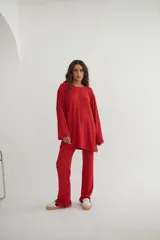 Conjunto verde oliva de punto morley, compuesto por un buzo de corte holgado con mangas largas y aberturas laterales, y un pantalón palazzo de tiro alto.