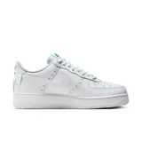 Zapatillas de cuero blanco con detalles en verde, diseño clásico de corte bajo y suela de goma.
