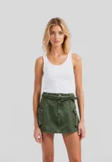 Minifalda verde militar con cinturón y bolsillos tipo cargo.