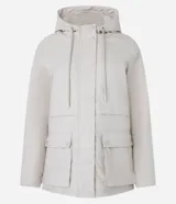 Campera parka color beige, forrada con peluche sintético, confeccionada en poliuretano. Tiene capucha, ajuste en el cuello, cierre delantero, bolsillos delanteros con solapa y textura gomosa.