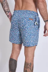 Short de baño azul con estampado floral en tonos rosa y blanco.