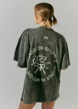 Remerón negro con efecto acid wash y estampa en serigrafía en frente y espalda con un ángel y texto en blanco.