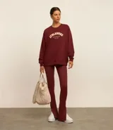 Buzo deportivo de algodón y poliéster color bordó, con cuello redondo, mangas largas y bordado "Athleisure" texturizado.