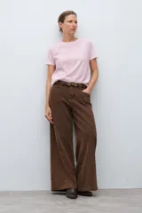 Remera blanca de manga corta con cuello redondo y frente de broderie calado.