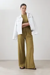 Pantalón verde oliva de corte ancho con pretina elastizada y cordón ajustable.