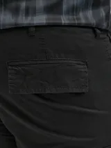 Short cargo negro de Jack & Jones Plus, corte relajado, tiro medio, cierre con cremallera, múltiples bolsillos cargo, laterales y traseros.