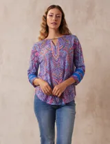 Blusa estampada de la marca Ruby Rd. Tiene cuello redondo, escote en V con aplique metálico y mangas ¾ con aplique de crochet.