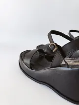 Sandalias negras de cuero con plataforma y pulsera al tobillo.